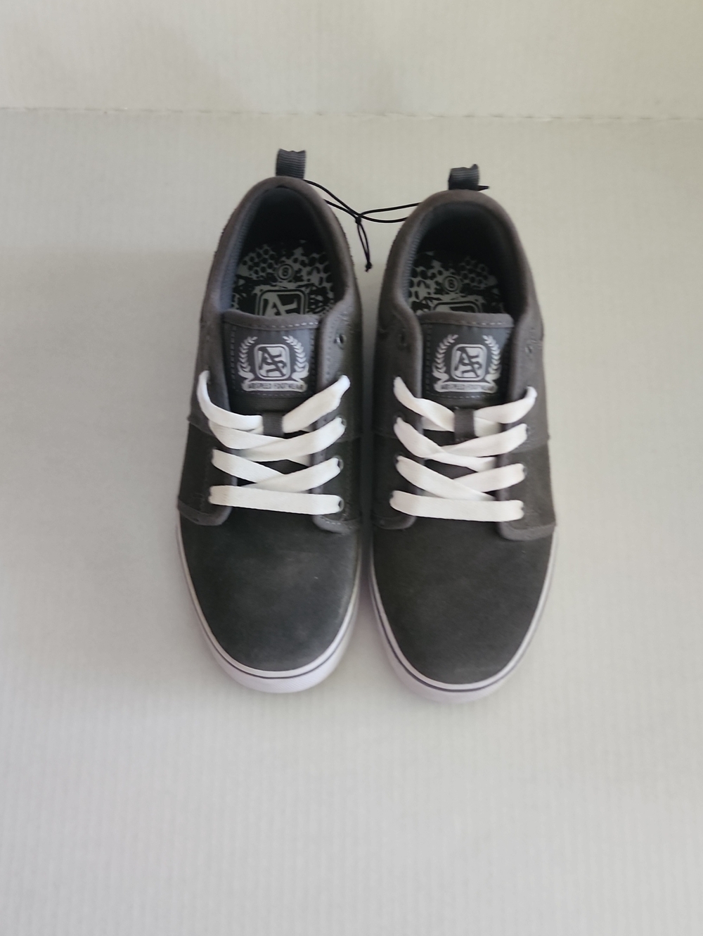 Men's Low-Top Skate Boarder Casual Sneakers in Charcoal with White Laces